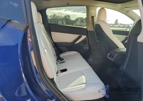 2022 Tesla Model Y z USA, uszkodzony, nr VIN 7SAYGDEF6NF376507